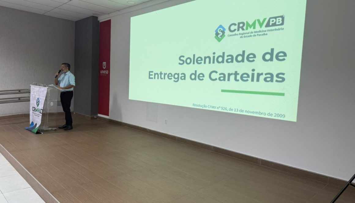 CRMV-PB entrega carteiras profissionais a novos médicos-veterinários e zootecnistas