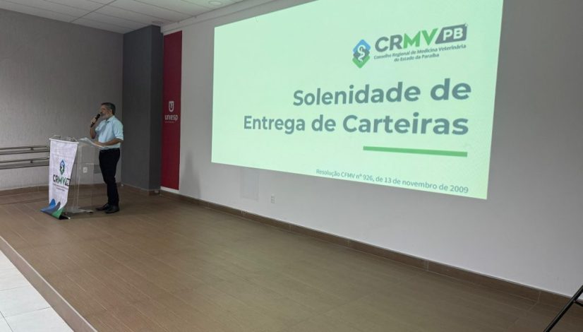 CRMV-PB entrega carteiras profissionais a novos médicos-veterinários e zootecnistas